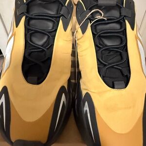 Yeezy Honey 700 size 8.5 New